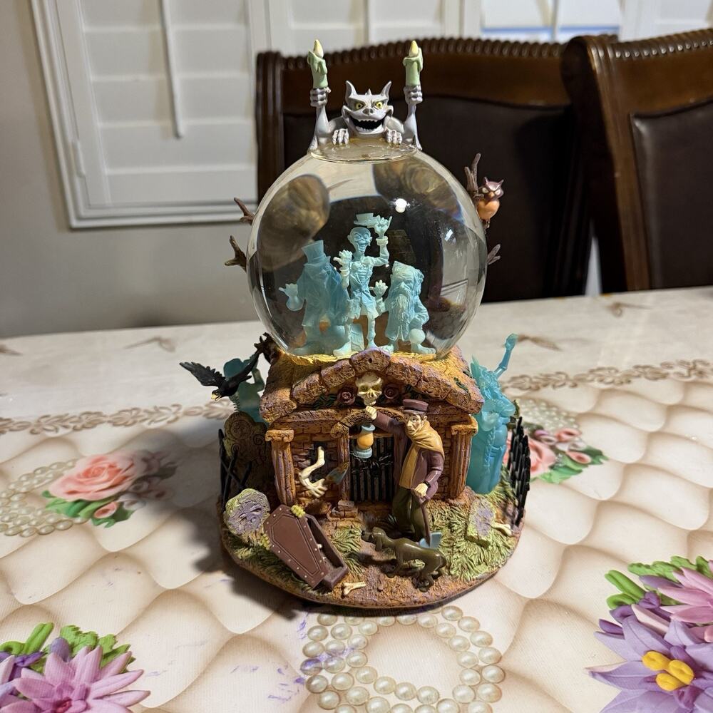 RARE! DISNEY HAUNTED MANSION GRIM GRINNING GHOSTS MUSIC LIGHT UP SNOW GLOBE